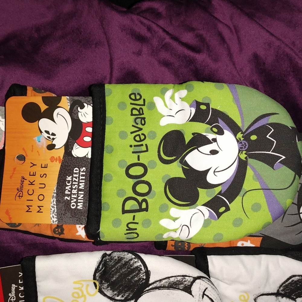 2 PC Vampire Mickey Mouse Halloween Mitten Kitchen